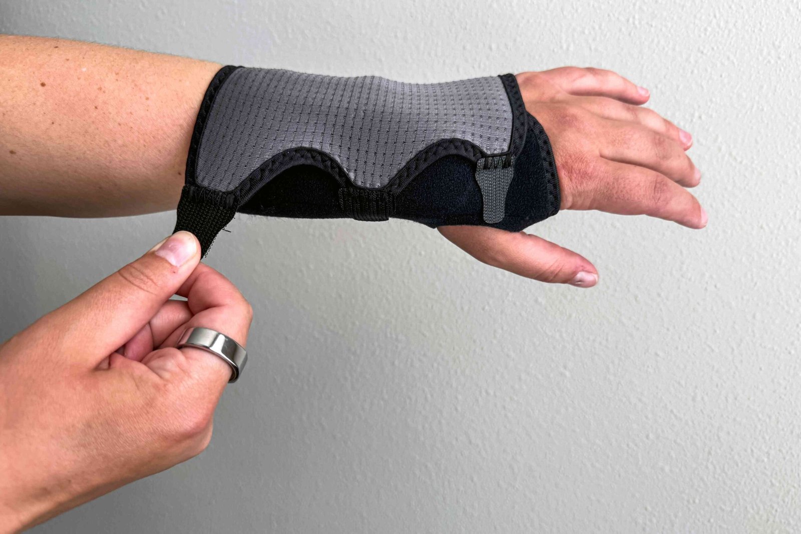 Wrist brace for carpal tunnel syndrome
