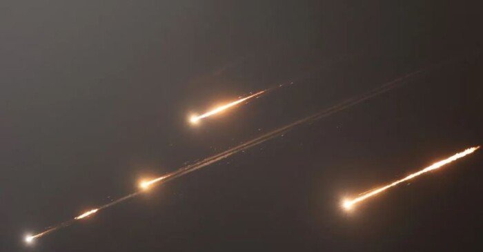 قوات إيرانية تعرض صواريخ باليستية ومعدات عسكرية حديثة، مما يعكس تطور قدرات إيران العسكرية