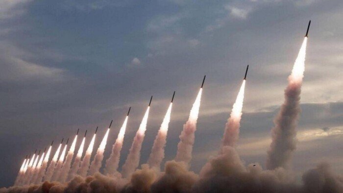 هجوم صاروخي على حيفا وعكا واعتراضات الدفاع الجوي في السماء